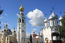 Place du kremlin de Vologda. De Gauche à droite : cathédrale de la Résurrection (Vologda), le clocher, la cour de l'archevêque, la cathédrale Sainte-Sophie.