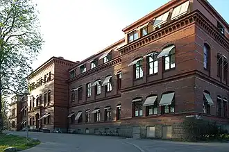 Entrée principale,face à Valhallavägen.