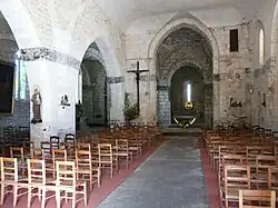 Sa nef et sur la gauche, le collatéral.