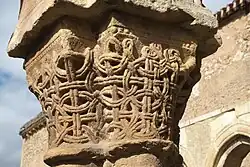 Chapiteau à entrelacs