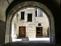 Cour à l'arrière de l'hôtel de Montjoie.