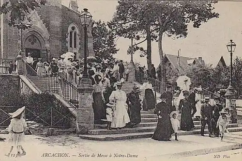 Sortie de messe vers 1910.