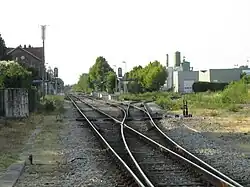 Sortie sud de la gare en 2015, montrant la voie d'évitement vers Compiègne et l'accès aux voies de marchandises.