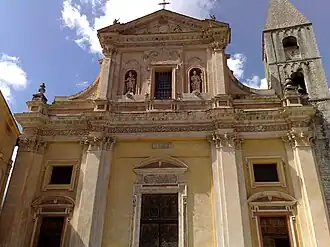 La façade de l'édifice