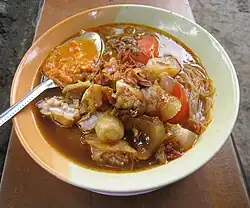 Soto mie bogor vendu dans les rues de Jakarta.