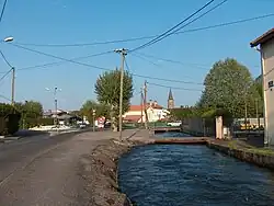 Le rond-point Jean-Maumus, canal de chez Gey, croisement des routes D 92 et D 8.