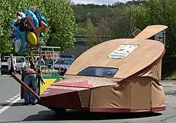 Voiture en forme de soufflet géant.