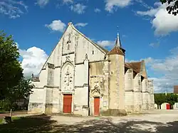 Vue Nord-Est et entrée de l'église.