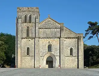 Parvis et façade de la basilique de Soulac.