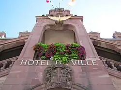 Fronton de l'Hôtel de Ville avec l'aigle impérial