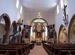 Vue intérieure de la nefvers le chœur.