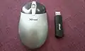 Une souris Trust avec son récepteur sans fil USB.