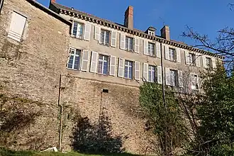 La sous-préfecture vue de l'extérieur du château.