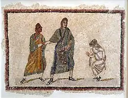 Devant 2 personnages relié par un objet, un 3e se fait tout petit