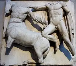 Sculpture en marbre carrée ; combat entre un homme et un centaure.
