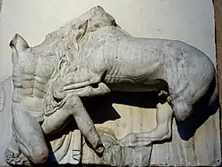 Sculpture en marbre carrée ; combat entre un homme et un centaure.