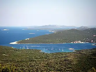 Vue sur la côte sud-est de Ist et du port Zapuntel de Molat