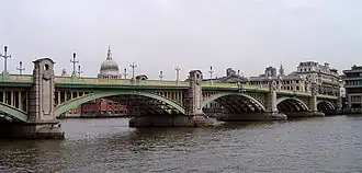 Southwark Bridge avec la Cathédrale Saint-Paul en arrière-plan.