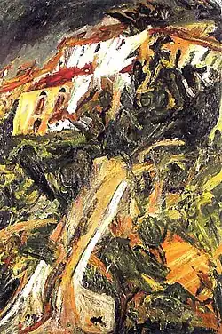 Route ou pont jaune montant parmi les masses sombres des arbres vers des maisons claires en haut d'une colline.