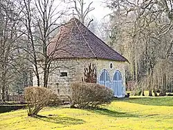 Tour Ouest de l'ancien château de Soye.