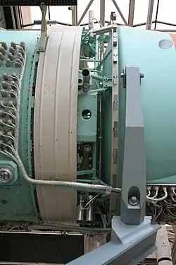 Jonction entre le module de service et le module orbital. On distingue les tuyères des moteurs de contrôle d'attitude