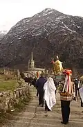 Un sabreur de Vénaux escortant la statue du saint patron Saint-Blaise au cours d'une procession.