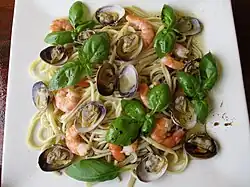 Avec crevettes, basilic et balsamique.