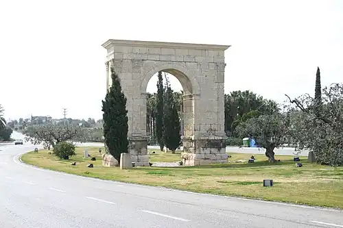 L'Arc de Berà : arc de triomphe romain à Roda de Barà, au nord de Tarragone. Cette section de l'ancienne Via Augusta correspond à l'actuelle N-340.