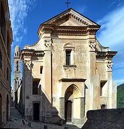 Façade principale de la collégiale.