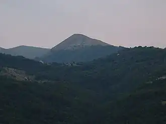 Vue de la Spina di Gualdo (à droite) depuis Macchie.