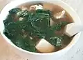 Bol de soupe aux épinards et au tofu à la chinoise, généralement appelée « soupe émeraude et jade blanc ».