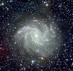 NGC 6946 imagée par les télescopes Isaac Newton et WIYN.