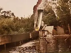 Photographie d'une embarcation descendant une chute d'eau, dans une des attractions.