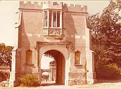 Photographie sépia d'un porche en pierre de taille