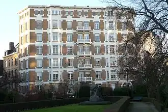 Immeuble Art déco au square Armand Steurs, 21, construit sur des plans de 1927 de l'architecte Oscar Simon.