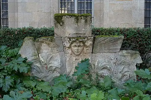Vestige du grenier dans le square Georges-Cain.