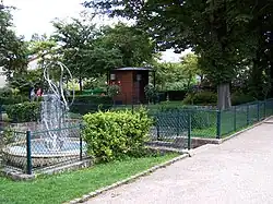 Vue du square et de la fontaine-sculpture de César Domela.