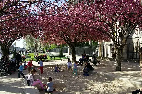 Le Monument à Jean-Paul II (2014) de Zourab Tsereteli dans les jardins.