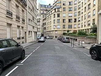 Derrière les grilles.