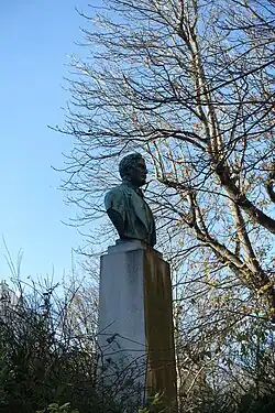 Statue de Myron T. Herrick.