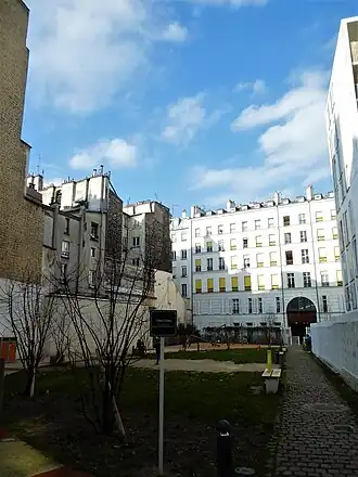 Jardin Yılmaz-Güney vu de l’impasse de Bonne Nouvelle