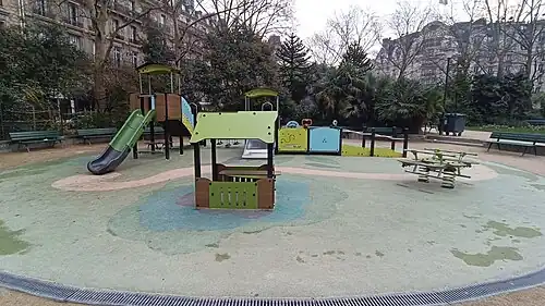 Aire de jeux avec structures de jeux, toboggan et balançoire à ressort