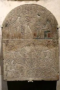 Stèle funéraire de Khonsou, chef des orfèvres. Calcaire polychrome du Nouvel Empire