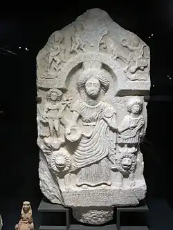 Relief votif à Cybèle entourée des 2 lions. Marbre, H. 82&nbsp;cm. Créé en Ionie, découvert à Uşak (Turquie). IIIe&nbsp;siècle EC. Louvre