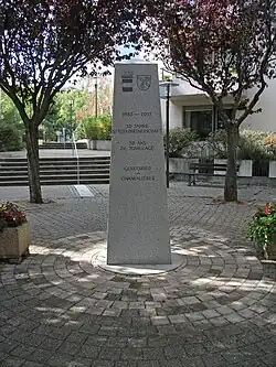 Face de l'obélisque des trente ans du jumelage