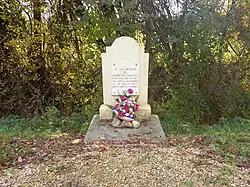 Stèle en bordure de la D104.