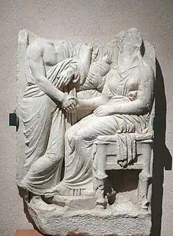 Stèle funéraire des adieux. Attique. Première moitié du IVe&nbsp;siècle AEC. Classicisme du « style riche » (430-370). Marbre pentélique. H. 107 cm.