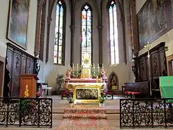 Le chœur avec le maître-autel contenant la châsse des reliques de saint Hippolyte, lambris du XVIIIe&nbsp;siècle.