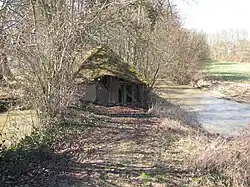 Le lavoir encadré par l'Ouanne à droite et le chenal à gauche.