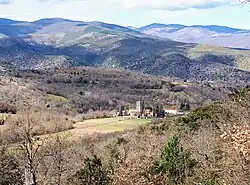 Saint-Michel de Cuxa est située sur une terrasse fluviale quaternaire à une vingtaine de mètres au-dessus du cours actuel de la Llitera.